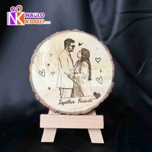 Couple round engraved frame